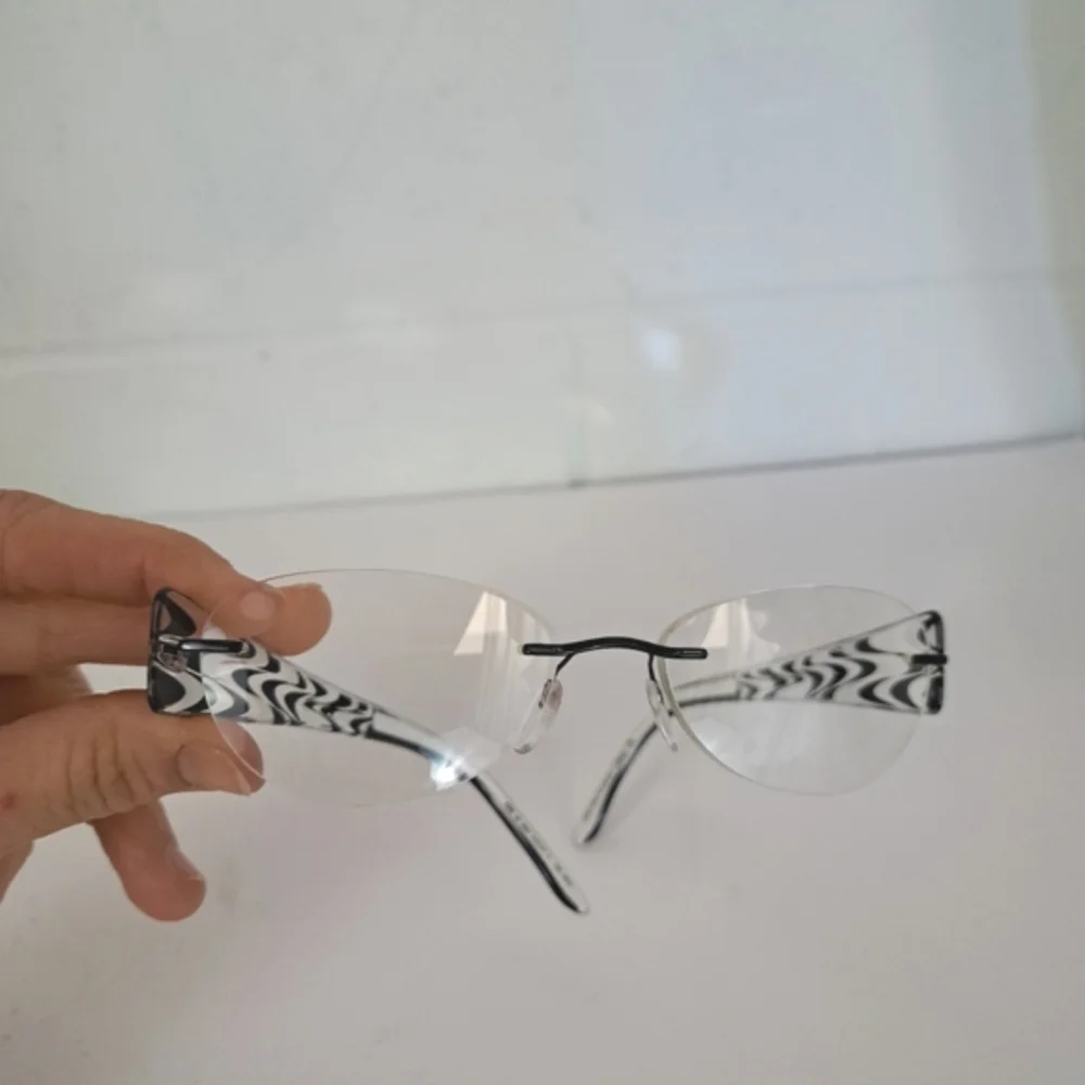 Silhouette chic rimless